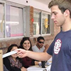 Los jóvenes de entre 18 y 35 años prefieren votar a LLA