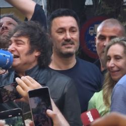 Milei en Mendoza: recorrido corto en el caos generado por militantes y opositores