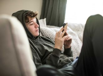 Europa debate regular el uso de redes sociales entre adolescentes