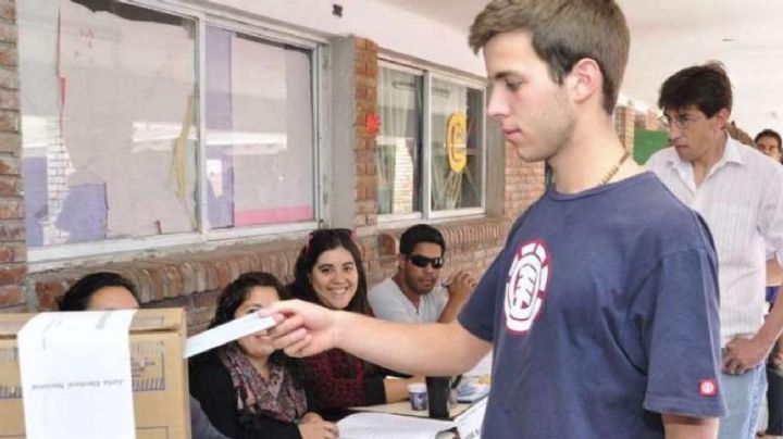 Los jóvenes de entre 18 y 35 años prefieren votar a LLA