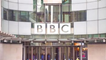 Presidente de la BBC se disculpó tras la renuncia de dos directivos por un documental sobre Trump