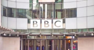 Presidente de la BBC se disculpó tras la renuncia de dos directivos por un documental sobre Trump