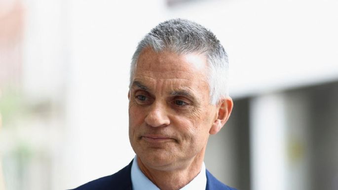 Presidente de la BBC se disculpó tras la renuncia de dos directivos por un documental sobre Trump