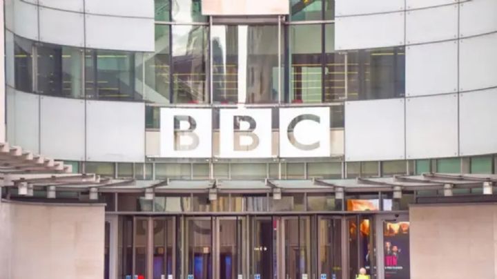 Presidente de la BBC se disculpó tras la renuncia de dos directivos por un documental sobre Trump