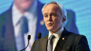 Afirma que las restricciones cambiarias no “tardarán en ser levantadas”