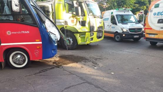 Una autobomba chocó con un colectivo en Godoy Cruz 