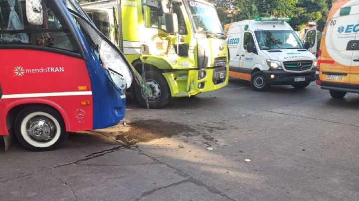 Una autobomba chocó con un colectivo en Godoy Cruz 