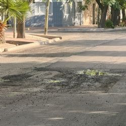 De locos: asfaltan una calle sobre una pérdida de agua en Guaymallén