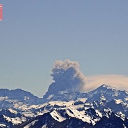 Alerta amarilla por el volcán Peteroa: sismo y columna de cenizas