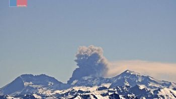 Alerta amarilla por el volcán Peteroa: sismo y columna de cenizas