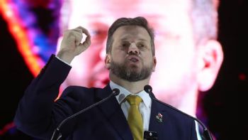 El Milei chileno, cierre de campaña con AC/DC, guiños a Pinochet y mano dura