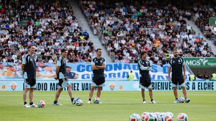 La Selección argentina se entrenó ante una multitud antes de viajar a Angola