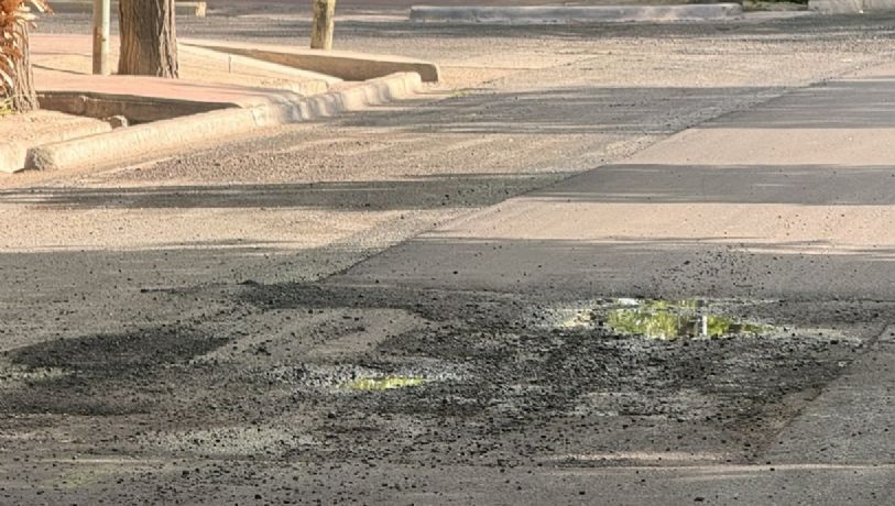 De locos: asfaltan una calle sobre una pérdida de agua en Guaymallén