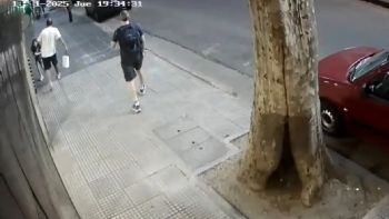Impactante video en el que un joven patea a una nena en la calle