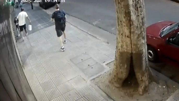 Impactante video en el que un joven patea a una nena en la calle