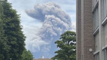 El volcán Sakurajima entró en erupción y expulsa ceniza hasta 4.400 metros