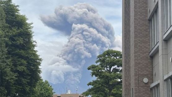 El volcán Sakurajima entró en erupción y expulsa ceniza hasta 4.400 metros