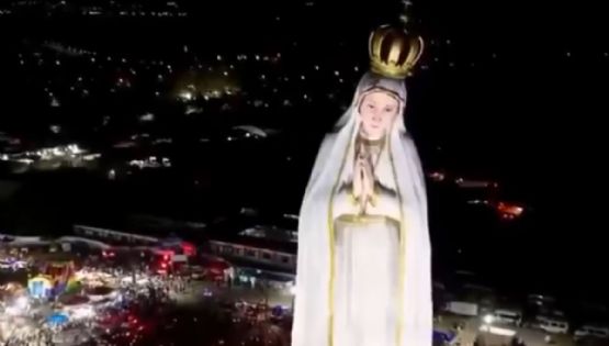 Se volvieron locos: una estatua de la Virgen María que supera al Cristo Redentor