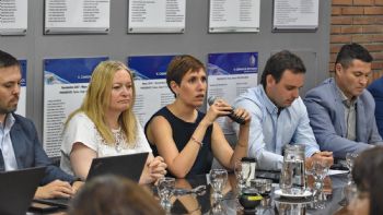 Latorre asistió a la Legislatura y fue abucheada por ambientalistas