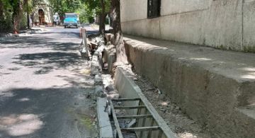 Recalculando: hicieron una acequia y ahora están rompiendo los cordones