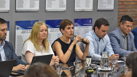 Latorre asistió a la Legislatura y fue abucheada por ambientalistas