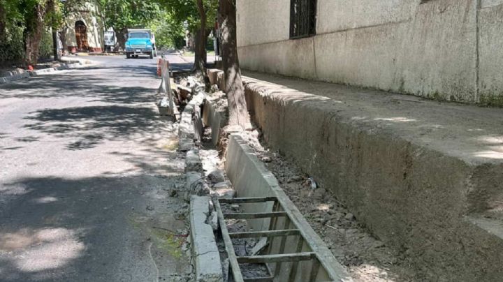 Recalculando: hicieron una acequia y ahora están rompiendo los cordones