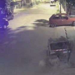 Inseguridad y robo fallido en el barrio Fuchs: las cámaras de un vecino captaron la persecución