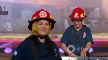 Bomberos voluntarios cantaron cumbia para recaudar fondos 