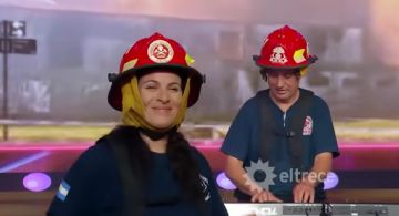 Bomberos voluntarios cantaron cumbia para recaudar fondos 