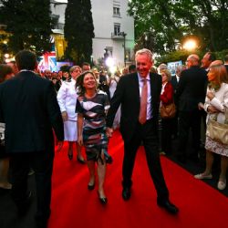 Quiénes son los funcionarios que celebraron el cumpleaños de Carlos III en la embajada británica