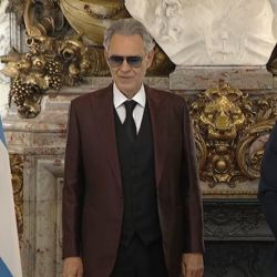 Andrea Bocelli cantó en Casa Rosada tras ser condecorado por Javier Milei