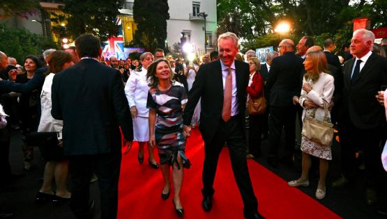 Quiénes son los funcionarios que celebraron el cumpleaños de Carlos III en la embajada británica