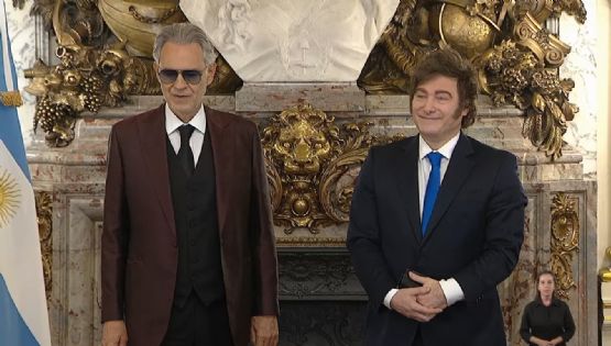 Andrea Bocelli cantó en Casa Rosada tras ser condecorado por Javier Milei