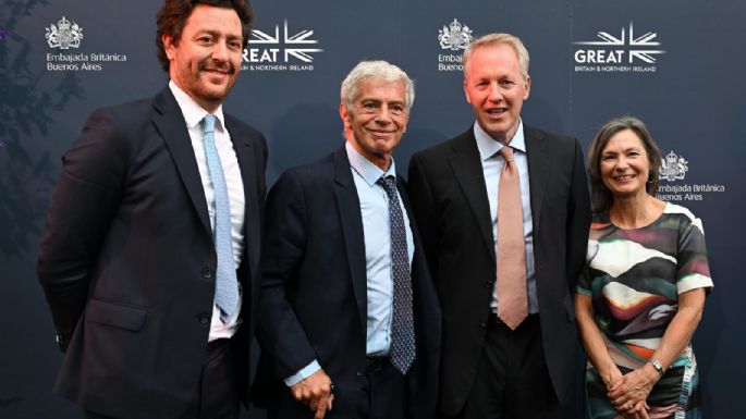 Quiénes son los funcionarios que celebraron el cumpleaños de Carlos III en la embajada británica