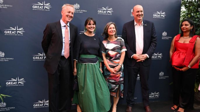Quiénes son los funcionarios que celebraron el cumpleaños de Carlos III en la embajada británica