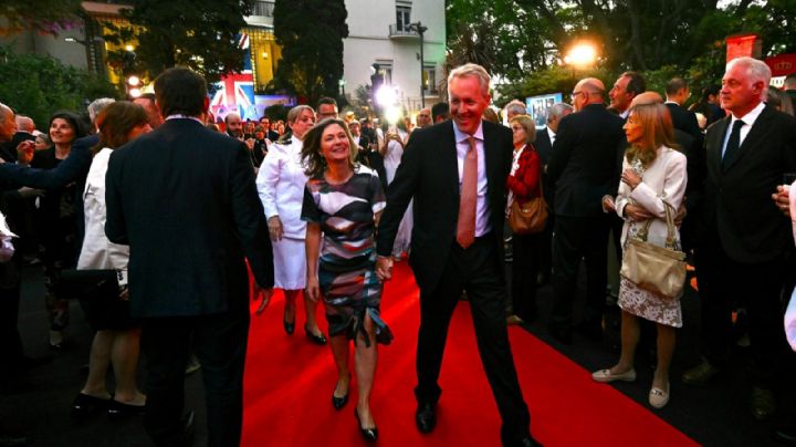 Quiénes son los funcionarios que celebraron el cumpleaños de Carlos III en la embajada británica
