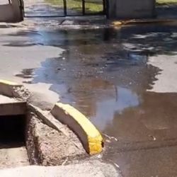 Video: el río que corre desde hace años por las calles de Maipú