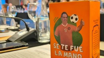 Scioli presentó su marca de yerba mate con un curioso slogan: “Se te fue la mano”