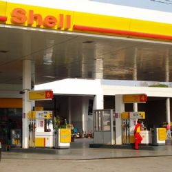 Manzano y Vila ofrecen U$S 1.400 millones por las estaciones Shell