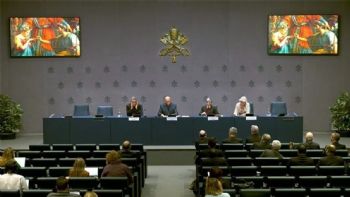 El Vaticano reivindica la monogamia y cuestiona el avance del poliamor