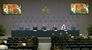 El Vaticano reivindica la monogamia y cuestiona el avance del poliamor