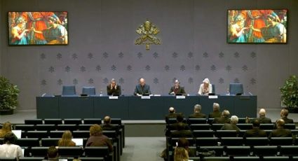 El Vaticano reivindica la monogamia y cuestiona el avance del poliamor