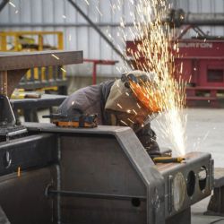 La actividad industrial cayó en el último año y está peor que en 2022