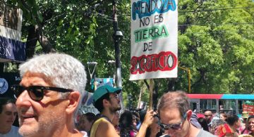 Cientos de personas se manifiestan en contra de la minería