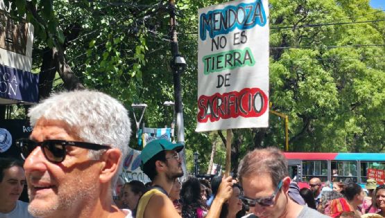 Cientos de personas se manifiestan en contra de la minería