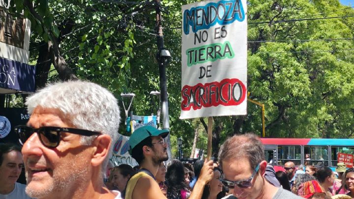 Cientos de personas se manifiestan en contra de la minería
