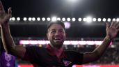 Foto ilustrativa de la nota titulada: Emblema de Lanús: Laucha Acosta se emocionó en su retiro del fútbol profesional
