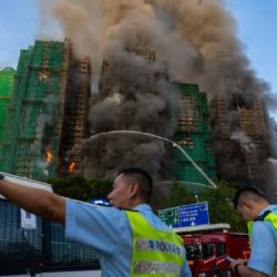 Buscan sobrevivientes tras un tremendo incendio en Hong Kong que dejó 75 muertos