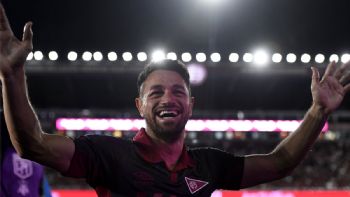 Emblema de Lanús: Laucha Acosta se emocionó en su retiro del fútbol profesional