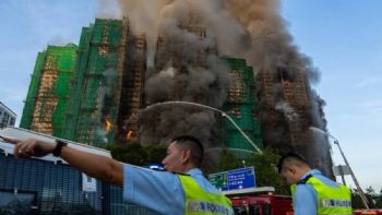 Buscan sobrevivientes tras un tremendo incendio en Hong Kong que dejó 75 muertos